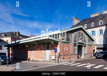 Quimperlé, Frankreich - 09. Oktober 2021: Die Markthallen von Quimperlé wurden 1886 vor der Abteikirche Sainte-Croix errichtet. Sie haben einen Architekten Stockfoto