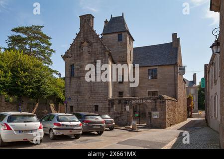 Saint-Pol-de-Léon, Frankreich - 22. Juli 2021: Das präbendale Haus am Place du Petit-Cloître, auch bekannt als Richardine. Das Haus wurde um 1530 erbaut Stockfoto