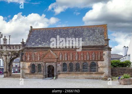 Sizun, Frankreich - 26. Juli 2021: Die Grabkapelle wurde in ein Museum (Musée de l’Enclos) innerhalb der Pfarrei zwischen dem Triumphbogen A umgewandelt Stockfoto