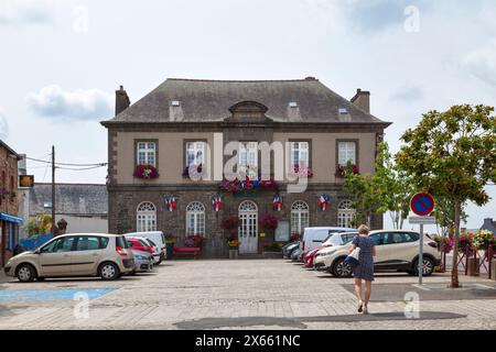 Sizun, Frankreich - 26. Juli 2021: Das Rathaus von Sizun im Ortskern. Stockfoto