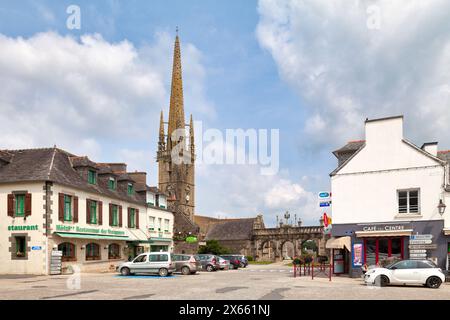 Sizun, Frankreich - 26. Juli 2021: Die Pfarrei Sizun Close (Enclos paroissial) umfasst die Kirche Saint-Suliau (Eglise Saint-Suliau), eine Sakristei, eine ossua Stockfoto