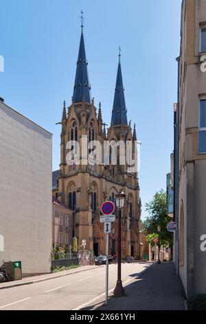 Metz, Frankreich - 24. Juni 2020: Die Kirche Sainte-Ségolène ist ein Gebäude des katholischen Gottesdienstes, das sich auf dem Place Jeanne-d'Arc auf dem Hügel Sainte-Croix befindet Stockfoto