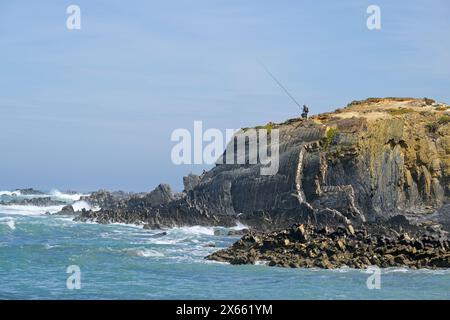 Anglerfischen von der Klippe aus, Naturpark Costa Vicentina, Alentejo, Portugal. Stockfoto