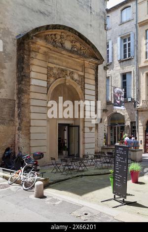 Montpellier, Frankreich - 9. Juni 2018: Die Porte d’Isly ist das alte zentrale Tor der Minimes-Kaserne, die am Place Notre-Dame wieder aufgebaut wurde. Stockfoto