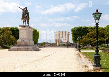 Montpellier, Frankreich - 09. Juni 2018: Reiterstatue zum Ruhm Ludwigs XIV. Und Wasserturm der Promenade du Peyrou. Stockfoto