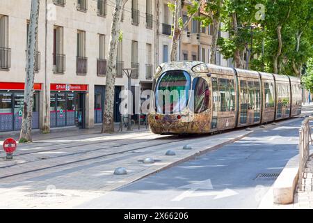 Montpellier, Frankreich - 09. Juni 2018: Straßenbahn der Linie 4b, die die Altstadt verdient. Stockfoto