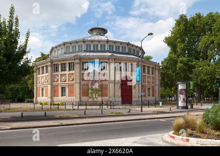 Reims, Frankreich - 09. Juni 2020: Der Cirque de Reims ist ein Veranstaltungssaal, in dem der Zirkus und der Karnevalsrundgang aus dem 19. Jahrhundert zusammengeführt werden Stockfoto