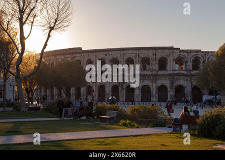 Nîmes, Frankreich - 21. März 2019: Jugendliche im Park gegenüber dem Arenes de Nimes. Stockfoto