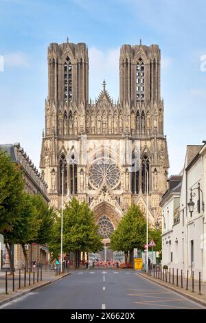 Reims, Frankreich - 9. Juni 2020: Notre-Dame de Reims, englisch als Kathedrale von Reims bekannt, ist eine römisch-katholische Kathedrale, die der Jungfrau Maria und der Jungfrau Maria gewidmet ist Stockfoto