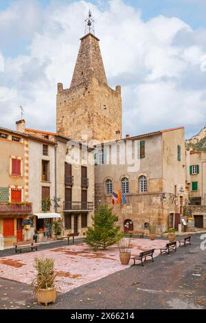 Villefranche-de-Conflent, Frankreich - 11. Dezember 2019: Rathaus in der Mitte des befestigten Dorfes. Stockfoto