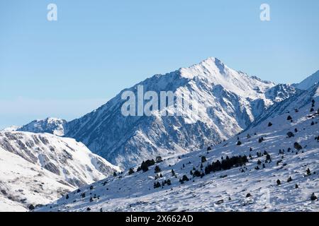 Schneebedeckte Berge in Porta, in den Pyrénées-Orientales (Frankreich) neben Pas de la Casa (Andorra). Stockfoto