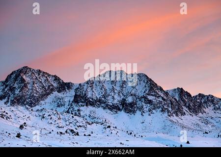 Sonnenuntergang auf den schneebedeckten Bergen in Porta, in den Pyrénées-Orientales (Frankreich) neben Pas de la Casa (Andorra). Stockfoto