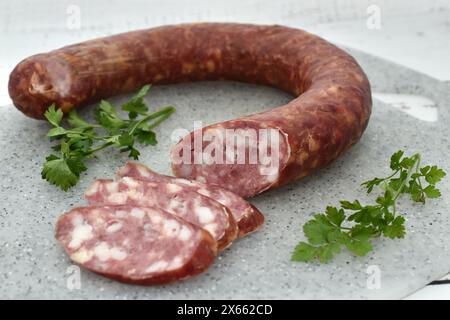 Wurst aus Schweinefleisch liegt auf einem Teller. Stockfoto