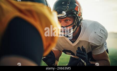 American Football Game Start Teams Ready: Nahaufnahme Porträt von zwei professionellen Spielern, aggressives Face-off. Wettbewerb voller brutaler Energie, Macht, Geschick. Dramatischer Blick. Stockfoto