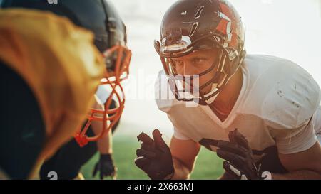 American Football Game Start Teams Ready: Nahaufnahme Porträt von zwei professionellen Spielern, aggressives Face-off. Wettbewerb voller brutaler Energie, Macht, Geschick. Dramatischer Blick. Stockfoto