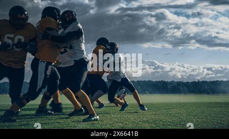 Zwei professionelle American Football-Teams treffen sich am Anfang des Spiels. Verteidigung und Offensive Kämpfen Sie brutal um den Ball, um Punkte zu erzielen und das Tor zu gewinnen. Stockfoto