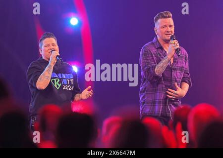 Die Giovanni Zarrella Show Kerstin Ott und Ben Zucker singen im Duett. Die Giovanni Zarrella Show. Aufzeichnung der ZDF Sendung am 07.05.2024 in der Baden-Arena Offenburg. Baden Württemberg, Deutschland. Ausstrahlung voraussichtlich am 21.09.2024 um 20,15 Uhr im ZDF. *** Die Giovanni Zarrella Show Kerstin Ott und Ben Zucker singen im Duett die Giovanni Zarrella Show Aufnahme des ZDF-Programms am 07 05 2024 in der Baden Arena Offenburg Baden Württemberg, Deutschland Broadcast erwartet am 21 09 2024 um 20 15 Uhr im ZDF Stockfoto