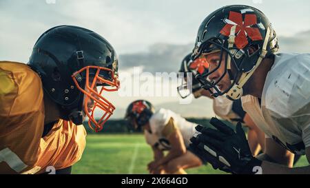 American Football Game Start Teams Ready: Nahaufnahme Porträt von zwei professionellen Spielern, aggressives Face-off. Wettbewerb voller brutaler Energie, Macht, Geschick. Dramatischer Blick. Stockfoto