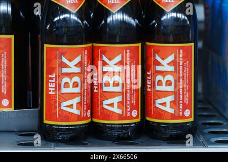 Tyumen, Russland-02. März 2024: ABK-Lagerbierflaschen schließen das Supermarktregal Stockfoto