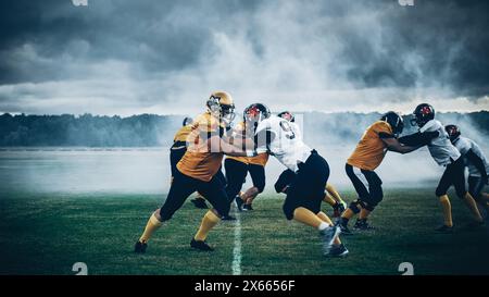 American Football Stadium. Zwei Teams mit professionellen Spielern, kämpfen um Ball und Treffer, aggressives Face-off, Tackle, Pass. Kriegerwettbewerb voller brutaler Energie, Macht, Geschick. Stockfoto