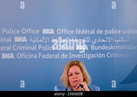 Wiesbaden Pressekonferenz zur Entwicklung der Cyberkriminalitaet in Deutschland beim Bundeskriminalamt, Wiesbaden, 13.05.2024. Nancy Faeser Bundesinnenministerin, SPD, Pressekonferenz zur Entwicklung der Cyberkriminalitaet in Deutschland beim Bundeskriminalamt, Wiesbaden, 13.05.2024. *** Wiesbaden Pressekonferenz zur Entwicklung der Cyberkriminalität in Deutschland im Bundeskriminalamt, Wiesbaden, 13 05 2024 Nancy Faeser Bundesinnenministerin, SPD, Pressekonferenz zur Entwicklung der Cyberkriminalität in Deutschland im Bundeskriminalamt, Wiesbaden, 13 05 2024 Copy Stockfoto