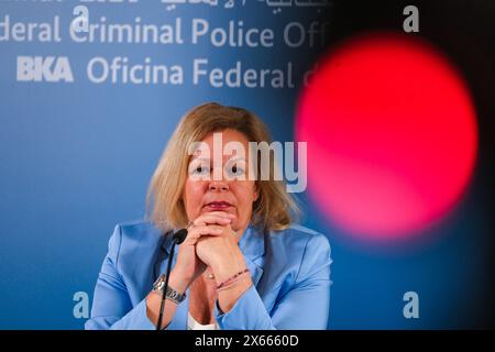 Wiesbaden Pressekonferenz zur Entwicklung der Cyberkriminalitaet in Deutschland beim Bundeskriminalamt, Wiesbaden, 13.05.2024. Nancy Faeser Bundesinnenministerin, SPD, Pressekonferenz zur Entwicklung der Cyberkriminalitaet in Deutschland beim Bundeskriminalamt, Wiesbaden, 13.05.2024. *** Wiesbaden Pressekonferenz zur Entwicklung der Cyberkriminalität in Deutschland im Bundeskriminalamt, Wiesbaden, 13 05 2024 Nancy Faeser Bundesinnenministerin, SPD, Pressekonferenz zur Entwicklung der Cyberkriminalität in Deutschland im Bundeskriminalamt, Wiesbaden, 13 05 2024 Copy Stockfoto