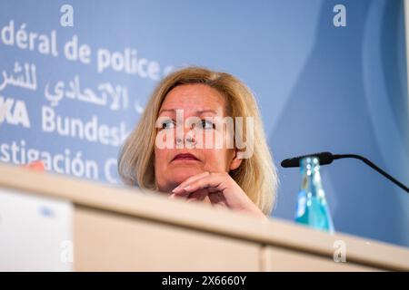 Wiesbaden Pressekonferenz zur Entwicklung der Cyberkriminalitaet in Deutschland beim Bundeskriminalamt, Wiesbaden, 13.05.2024. Nancy Faeser Bundesinnenministerin, SPD, Pressekonferenz zur Entwicklung der Cyberkriminalitaet in Deutschland beim Bundeskriminalamt, Wiesbaden, 13.05.2024. *** Wiesbaden Pressekonferenz zur Entwicklung der Cyberkriminalität in Deutschland im Bundeskriminalamt, Wiesbaden, 13 05 2024 Nancy Faeser Bundesinnenministerin, SPD, Pressekonferenz zur Entwicklung der Cyberkriminalität in Deutschland im Bundeskriminalamt, Wiesbaden, 13 05 2024 Copy Stockfoto