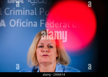 Wiesbaden Pressekonferenz zur Entwicklung der Cyberkriminalitaet in Deutschland beim Bundeskriminalamt, Wiesbaden, 13.05.2024. Nancy Faeser Bundesinnenministerin, SPD, Pressekonferenz zur Entwicklung der Cyberkriminalitaet in Deutschland beim Bundeskriminalamt, Wiesbaden, 13.05.2024. *** Wiesbaden Pressekonferenz zur Entwicklung der Cyberkriminalität in Deutschland im Bundeskriminalamt, Wiesbaden, 13 05 2024 Nancy Faeser Bundesinnenministerin, SPD, Pressekonferenz zur Entwicklung der Cyberkriminalität in Deutschland im Bundeskriminalamt, Wiesbaden, 13 05 2024 Copy Stockfoto