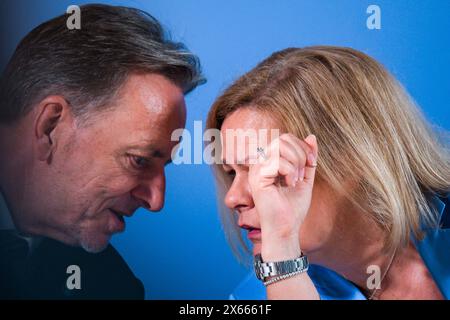 Wiesbaden Pressekonferenz zur Entwicklung der Cyberkriminalitaet in Deutschland beim Bundeskriminalamt, Wiesbaden, 13.05.2024. Holger Muench Praesident, BKA, Nancy Faeser Bundesinnenministerin, SPD, Pressekonferenz zur Entwicklung der Cyberkriminalitaet in Deutschland beim Bundeskriminalamt, Wiesbaden, 13.05.2024. *** Wiesbaden Pressekonferenz zur Entwicklung der Cyberkriminalität in Deutschland im Bundeskriminalamt, Wiesbaden, 13 05 2024 Holger Münch Präsident, BKA , Nancy Faeser Bundesinnenministerin, SPD , Pressekonferenz zur Entwicklung der Cyberkriminalität in Deutschland AT Stockfoto