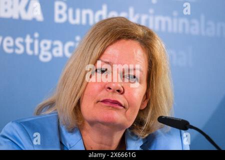 Wiesbaden Pressekonferenz zur Entwicklung der Cyberkriminalitaet in Deutschland beim Bundeskriminalamt, Wiesbaden, 13.05.2024. Nancy Faeser Bundesinnenministerin, SPD, Pressekonferenz zur Entwicklung der Cyberkriminalitaet in Deutschland beim Bundeskriminalamt, Wiesbaden, 13.05.2024. *** Wiesbaden Pressekonferenz zur Entwicklung der Cyberkriminalität in Deutschland im Bundeskriminalamt, Wiesbaden, 13 05 2024 Nancy Faeser Bundesinnenministerin, SPD, Pressekonferenz zur Entwicklung der Cyberkriminalität in Deutschland im Bundeskriminalamt, Wiesbaden, 13 05 2024 Copy Stockfoto