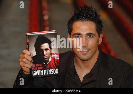 Der walisische Rugbystar Gavin Henson wurde bei der Veröffentlichung seines Buches dargestellt. 24.10.05 Stockfoto