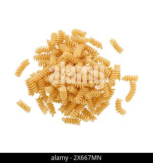 Handvoll roher Fusilli isoliert auf weißem Hintergrund. Stapel ungekochter Fusilli mit transparentem Hintergrund Stockfoto