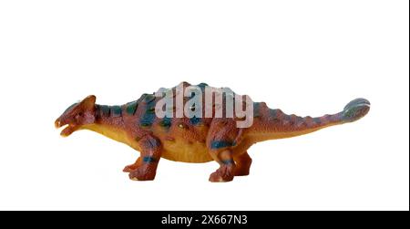 Detailgetreue Nachbildung eines farbenfrohen Ankylosaurus-Dinosauriers auf weißem Hintergrund Stockfoto