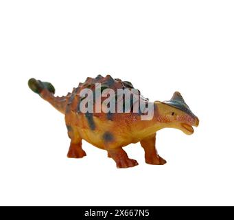 Detailgetreue Nachbildung eines farbenfrohen Ankylosaurus-Dinosauriers auf weißem Hintergrund Stockfoto