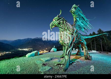 Das Landkunstwerk „Grifone Vaia“ des Bildhauers Marco Martalar in einer Mondnacht. Celado, Castello Tesino, Trentino, Italien. Stockfoto