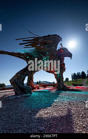 Das Landkunstwerk „Grifone Vaia“ des Bildhauers Marco Martalar in einer Mondnacht. Celado, Castello Tesino, Trentino, Italien. Stockfoto