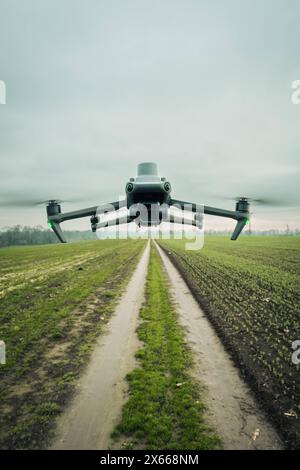 Luftaufnahme einer Drohne, die über den Feldern der Farm moderiert, überwacht, analysiert die Gesundheit der Pflanzen. Landwirtschaftliche Drohne in der modernen Landwirtschaft. Stockfoto