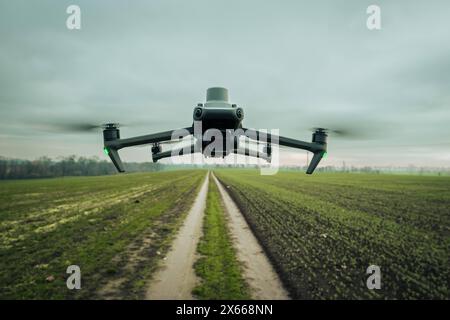 Luftaufnahme einer Drohne, die über den Feldern der Farm moderiert, überwacht, analysiert die Gesundheit der Pflanzen. Landwirtschaftliche Drohne in der modernen Landwirtschaft. Stockfoto