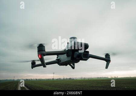 Luftaufnahme einer Drohne, die über den Feldern der Farm moderiert, überwacht, analysiert die Gesundheit der Pflanzen. Landwirtschaftliche Drohne in der modernen Landwirtschaft. Stockfoto