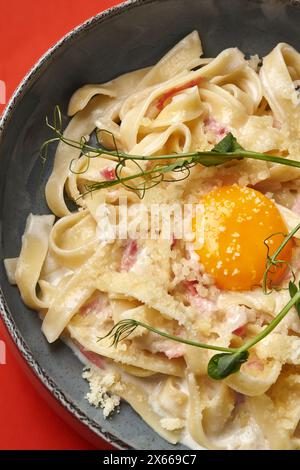 Traditionelle italienische Pasta Carbonara mit sonnigen Ei und Parmesan Stockfoto