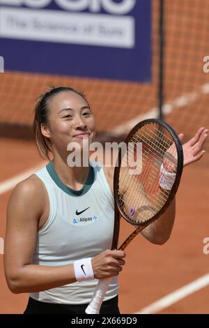 Qinwen Zheng (CHN) während ihres Spiels gegen Naomi Osaka (JPN)) beim Italian Open Tennisturnier in Rom, Montag, 13. Mai 2024. (Alfredo Falcone/LaPresse) Stockfoto