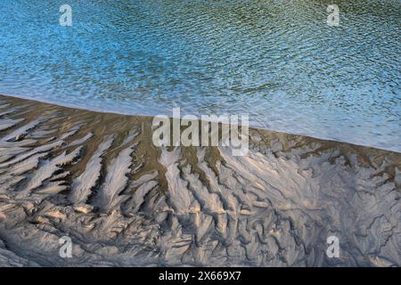 Sandige, schlammige Grate, die am Ufer des Gannel River zurückblieben, als die Flut am Crantock Beach in Newquay in Cornwall in Großbritannien zurückging. Stockfoto