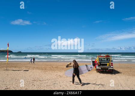 Eine rote und gelbe Sicherheitsfahne, die den Badebereich am Fistral Beach in Newquay in Cornwall im Vereinigten Königreich angibt. Stockfoto