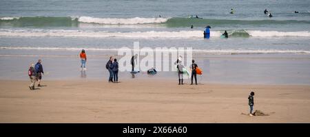 Ein Panoramablick von Besuchern, die Urlauber am Towan Beach in Newquay in Cornwall in Großbritannien besuchen. Stockfoto