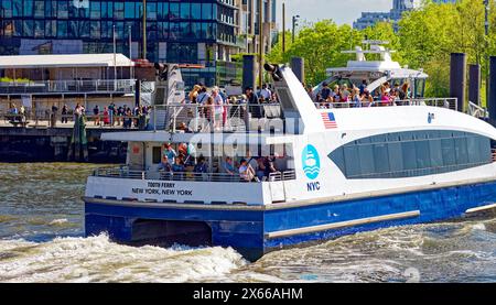 Die New York City Ferry, betrieben von Hornblower Cruises, hatte ab 2023 38 wundervoll benannte Doppelhüllenboote, die alle fünf Stadtteile miteinander verband. Stockfoto