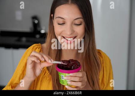 Brasilianisches Mädchen isst zu Hause Acai-Eis Stockfoto