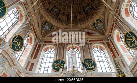 Innenraum der Grand Mecidiye Moschee in Istanbul Stockfoto