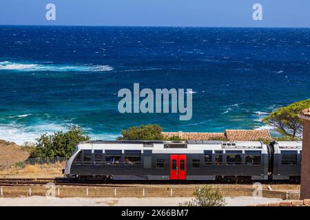 FRANKREICH, HAUTE-CORSE (2B) BALAGNE. ALGAJOLA. PASSAGE DU?TREMBOTANT? DIESER KLEINE ZUG VERBINDET ILE-ROUSSE MIT CALVI. Stockfoto