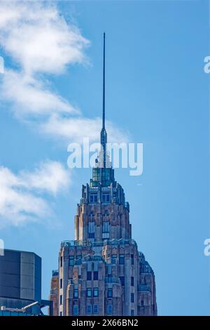 70 Pine Street, auch bekannt als 60 Wall Tower, ist ein bedeutendes Bürogebäude mit Nadeltürmen, das zu Wohnhäusern und Hotels im Finanzviertel von NYC umgebaut wurde. Stockfoto