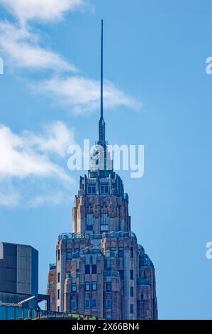 70 Pine Street, auch bekannt als 60 Wall Tower, ist ein bedeutendes Bürogebäude mit Nadeltürmen, das zu Wohnhäusern und Hotels im Finanzviertel von NYC umgebaut wurde. Stockfoto